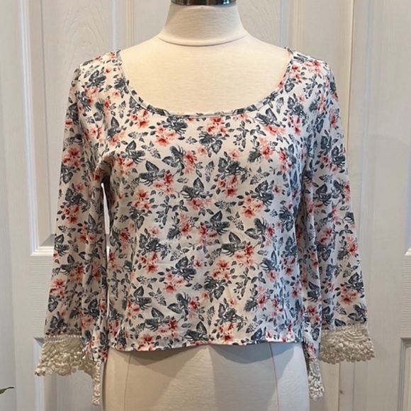Hollister Cropped Floral Embroidered Sleeve Top - Picture 12 of 12